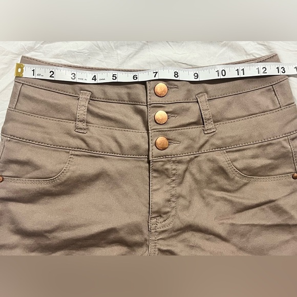 Refuge Women's Mauve High Waisted Button Up and Zipper Shorts Size 0 - Picture 6 of 15